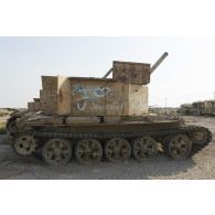 Epaves d'un canon automoteur T-55/130 à Taji, en Irak.