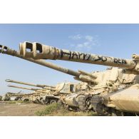 Epaves de canons automoteurs AMX 30 Au F1 à Taji, en Irak.
