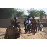 Des soldats du 16e bataillon de chasseurs à pied (16e BCP) discutent avec des habitants de Tessit, au Mali