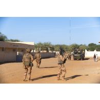 Des soldats du 16e bataillon de chasseurs à pied (16e BCP) patrouillent autour de la mairie de Tessit, au Mali