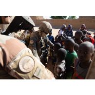 Des soldats du 16e bataillon de chasseurs à pied (16e BCP) filtrent l'accès au dispensaire lors d'une aide médicale à la population (AMP) de Tessit, au Mali.