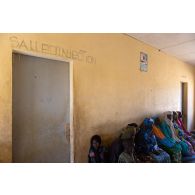 Des habitants attendent d'être pris en charge lors d'une aide médicale à la population (AMP) au dispensaire de Tessit, au Mali.