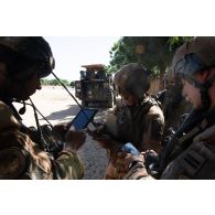 Des soldats du 16e bataillon de chasseurs à pied (16e BCP) se coordonnent pour une patrouille dans les rues de Tessit, au Mali.