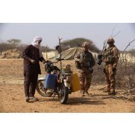 Des soldats du peloton de reconnaissance et d'intervention (PRI) du 4e régiment de chasseurs (4e RCh) contrôlent l'identité d'un civil sur la route de Tessit, au Mali.