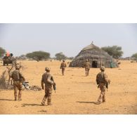Des soldats du peloton de reconnaissance et d'intervention (PRI) et du groupe génie fouillent un village sur la route de Tessit, au Mali.