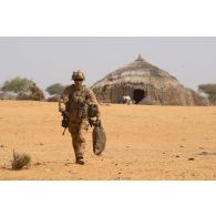 Un soldat du peloton de reconnaissance et d'intervention (PRI) fouille une habitation du village d'Ag Dembou dans la région de Tessit, au Mali.