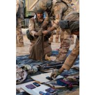 Des soldats du peloton de reconnaissance et d'intervention (PRI) et du groupe génie font l'inventaire des objets trouvés dans le village d'Ag Dembou dans la région de Tessit, au Mali.