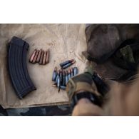 Un soldat du peloton de reconnaissance et d'intervention (PRI) fait l'inventaire des munitions trouvées lors de la fouille du village d'Ag Dembou dans la région de Tessit, au Mali.