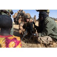 Des soldats du peloton de reconnaissance et d'intervention (PRI) accompagnés de soldats maliens contrôlent l'identité d'un individu suspect sur la route de Tessit, au Mali.
