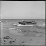 Débarquement d'un landing vehicle tracket (LVT) lors d'un exercice du 2e régiment de zouaves (RZ) sur la plage d'Arzew.