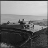Débarquement d'un landing véhicle tracked (LVT) sur la plage d'Arzew lors d'un exercice d'un commando du 2e régiment de zouaves (RZ).