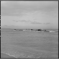 Landing craft vehicule personal (LCVP) du 2e régiment de zouaves (RZ) débarquant sur la plage d'Arzew lors d'un exercice.
