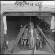Déplacement d'un bombardier Grumman TBM-3S Avenger lors d'un exercice en Méditerranée sur le porte-avions l'Arromanches.