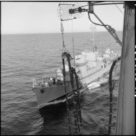 Ravitaillement en fioul du porte-avions l'Arromanches par le pétrolier l'Albatros en Méditerranée.
