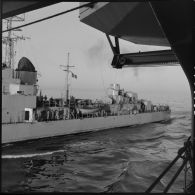 Le pétrolier l'Albatros s'éloignant du porte-avions l'Arromanches en Méditerranée après l'avoir ravitaillé en fioul.