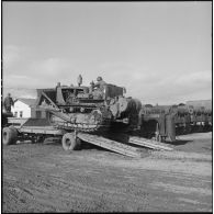 Remorquage d'un tracteur-niveleur Caterpillar par un soldat du 3 régiment étranger d'infanterie à Arris (Aurès).