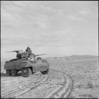 Observation du djebel de Taarist par un élément du 1er régiment de chasseurs parachutistes (RCP) à bord d'une automitrailleuse Light Armored car M8.