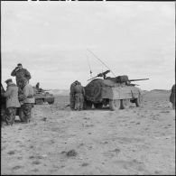 Convoi d'automitrailleuses du 1er régiment de chasseurs parachutistes (RCP) lors d'une opération dans le djebel de Taarist (Aurès).