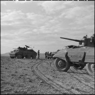 Convoi d'automitrailleuses du 1er régiment de chasseurs parachutistes (RCP) lors d'une opération dans le djebel de Taarist (Aurès).