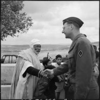 Poignée de main entre un soldat de la 57e compagnie de transmissions (CTrs) et le chef d'un douar au sud de Sétif après une mission.
