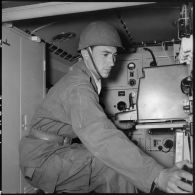 Soldat de la 57e compagnie de transmissions de la 7e DMR (division mécanique rapide) au poste radio près de Sétif.