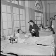 Visite de Mme Lacoste aux blessés de l'hôpital Maillot d'Alger.