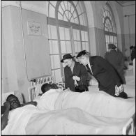 Visite de Mme Lacoste aux blessés de l'hôpital Maillot d'Alger.