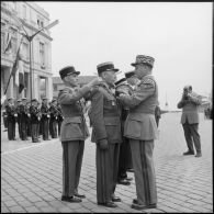 Remise de la croix de la Légion d'honneur par le général Simon au colonel Des Essarts lors de la commémoration du 8 mai à Bône.