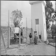 Travaux de réfection de la mosquée de Morris sous le regard de l'imam de la ville.