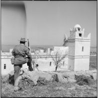 Soldat du 2e RD (régiment de dragons) en poste d'observation devant une mosquée lors d'une patrouille dans la région sud de Sétif.