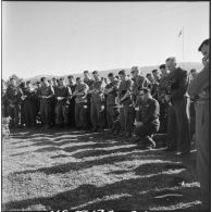 Assemblée de soldats du 2e RD (régiment de dragons) assistant à une messe en plein air à l'occasion du jeudi de l'Ascension à Bordj R'Dir.