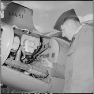 Révision des avions Piper Cub L29 par un soldat du GAOA n°2 (groupement d'aviation d'observation de l'artillerie) sur un terrain de M'Sila.