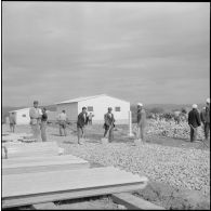 Travaux de terrassement au village de Mondovi (Dréan) pour la construction d'habitations par des ouvriers algériens.