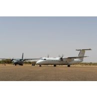 Un avion Dash-8 se tient prêt au décollage à côté d'un avion Casa nurse sur l'aéroport de Gao, au Mali.