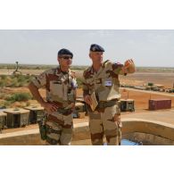 Le colonel Christophe Combi présente l'implantation des futurs travaux au général Vincent Guionie depuis le toit du château d'eau du camp de Gao, au Mali.