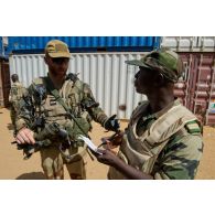 Un chef de section du 8e régiment parachutiste d'infanterie de marine (8e RPIMa) discute avec son homologue malien du bataillon Elou avant de partir en mission à Gao, au Mali.