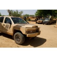 Des pick-up Acmat light tactical vehicle (ALTV) et une ambulance Kia KM 451 de l'armée malienne stationnent à Gao, au Mali.