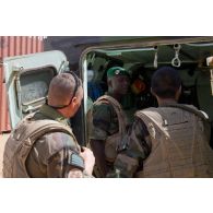 Le médecin du détachement d'appui opérationnel (DAO) et son infirmier présentent un véhicule de l'avant blindé (VAB) sanitaire au médecin malien du bataillon Elou à Gao, au Mali.