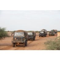 Des camions GBC-180 et CBH-385 du 3e escadron de transport du 515e régiment du train (515e RT) s'engagent sur la piste transsaharienne en direction de Tessalit, au Mali.