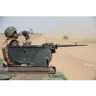 Le maréchal des logis Medhi du 1er peloton de circulation du 515e régiment du train (515e RT) se désaltère en tourelle de son véhicule de l'avant blindé (VAB) sur la route de Tessalit, au Mali.