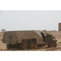 Epave d'un véhicule BTR-152 de l'armée malienne à Aguelhok, au Mali.