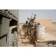 Un soldat du Service des essences des armées (SEA) remplit des bidons de carburant pour le détachement de liaison et d'appui (DLA) d'Aguelhok, au Mali.