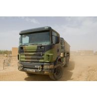 Un camion-citerne polyvalent de 10 m3 (CCP10) du Service des essences des armées (SEA) quitte le camp d'Aguelhok, au Mali.