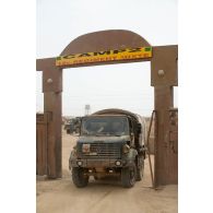 Un camion GBC-180 du 3e escadron de transport du 515e régiment du train (515e RT) passe le portail de la caserne de l'armée malienne sur le camp de Kidal, au Mali.