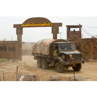 Un camion GBC-180 du 3e escadron de transport du 515e régiment du train (515e RT) passe le portail de la caserne de l'armée malienne sur le camp de Kidal, au Mali.