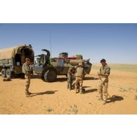 Des sapeurs de la section de fouille opérationnelle spécialisée (FOS) s'équipent pour aller fouiller un puits à la recherche d'une cache d'armes au nord de Bamba, au Mali.