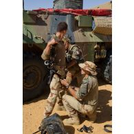 Un sapeur de la section de fouille opérationnelle spécialisée (FOS) s'équipe pour aller fouiller un puits à la recherche d'une cache d'armes au nord de Bamba, au Mali.