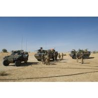 Des marsouins du 3e régiment d'infanterie de marine (3e RIMa) recomplètent leurs véhicules blindés en carburant lors d'une halte au nord de Bamba, au Mali.