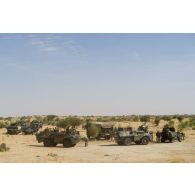 Des marsouins du 3e régiment d'infanterie de marine (3e RIMa) recomplètent leurs véhicules blindés en carburant au moyen d'un camion-citerne polyvalent de 10 m3 (CCP 10) lors d'une halte au nord de Bamba, au Mali.