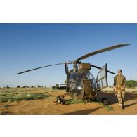 Une pilote du 5e régiment d'hélicoptères de combat (5e RHC) prépare son hélicoptère Gazelle SA-342 M Hot pour partir en mission au nord de Bamba, au Mali.